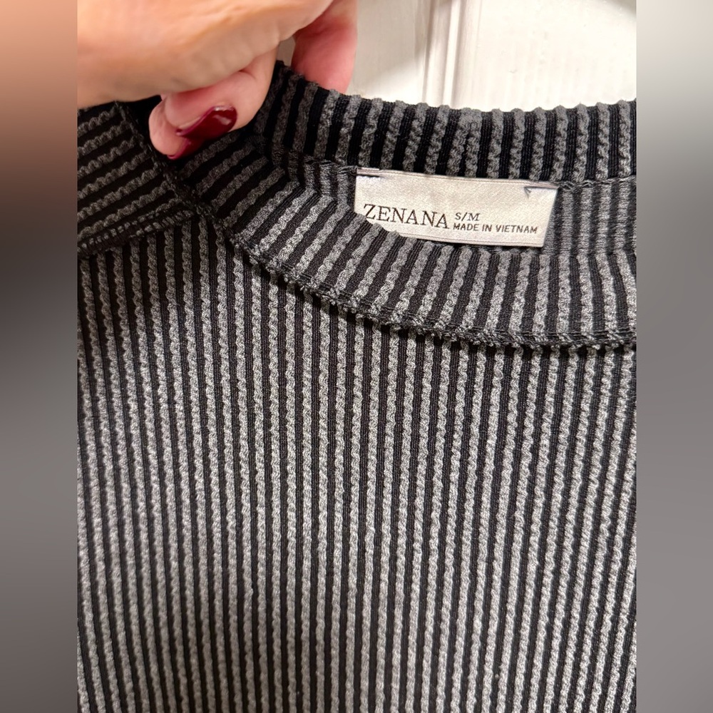 Zenana Outfitters Black and White Ribbed Top - Picture 2 of 8
